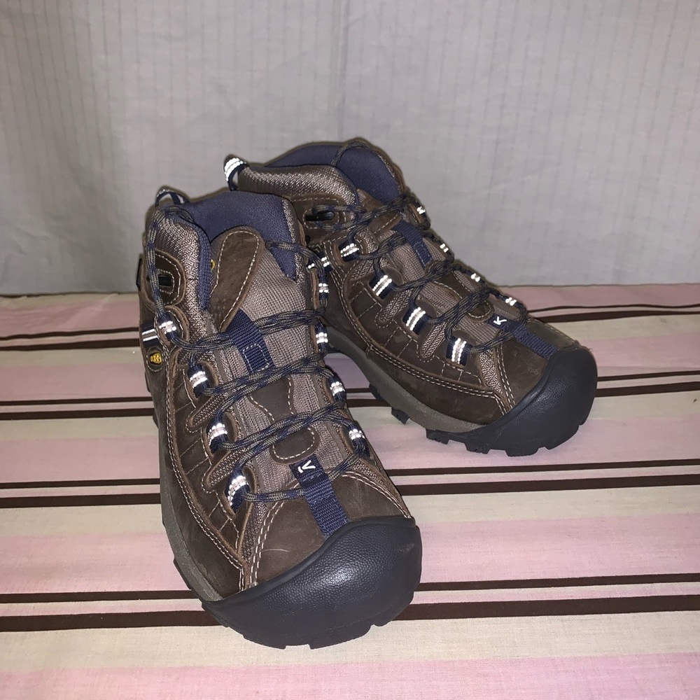 Brand new keen hiking boots